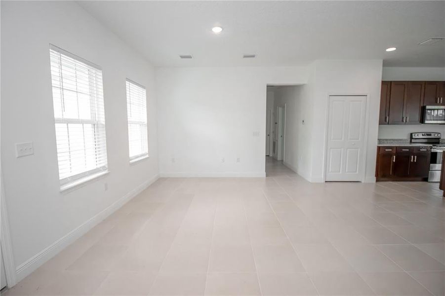 Spacious, unfurnished interior of a new home in , Citrus Springs (Image 17).