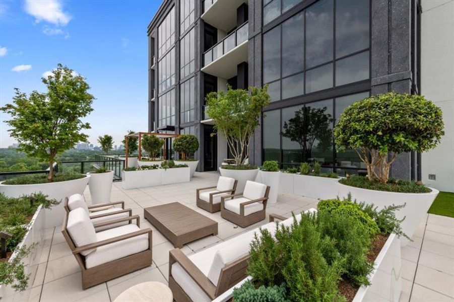 Condo located in Atlanta, GA showcasing its design and architecture (Image 27).