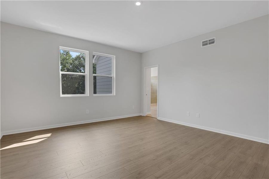 Spacious, unfurnished interior of a new home in Cambridge at Steels Bridge, Canton (Image 44).