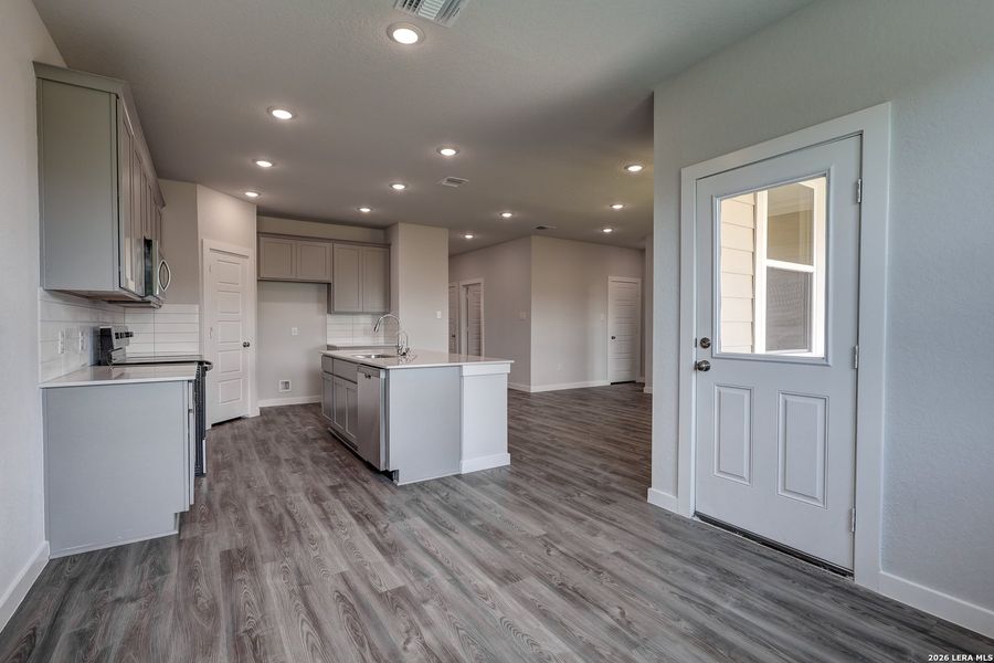 Furnished interior view inside a new home in Hiddenbrooke, Seguin (Image 11).
