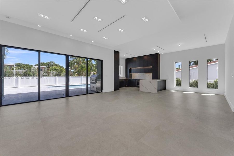 Spacious, unfurnished interior of a new home in , Pompano Beach (Image 14).