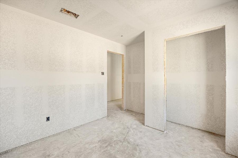 Spacious, unfurnished interior of a new home in , Tolar (Image 13).