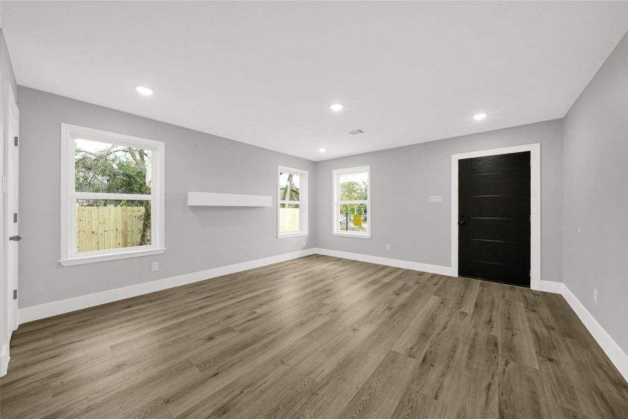 Spacious, unfurnished interior of a new home in , Houston (Image 9).