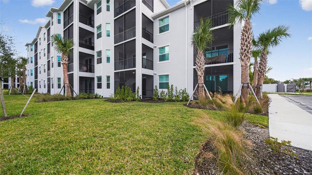 Condo located in Punta Gorda, FL showcasing its design and architecture (Image 2).