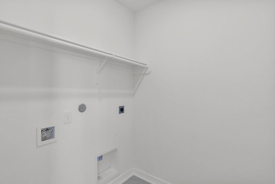 Spacious, unfurnished interior of a new home in Blue Heron Estates, Mont Belvieu (Image 20).