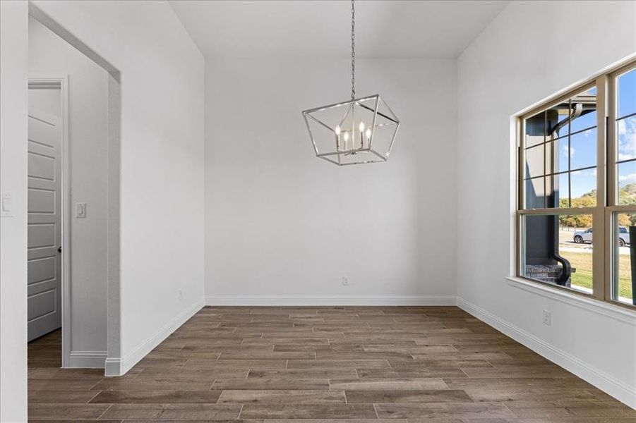 4_10-4005 Crick Ct (31 of 40) Dining