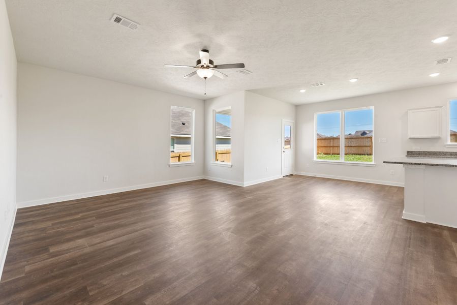 Spacious, unfurnished interior of a new home in Arrowhead Farms, Caldwell (Image 6).