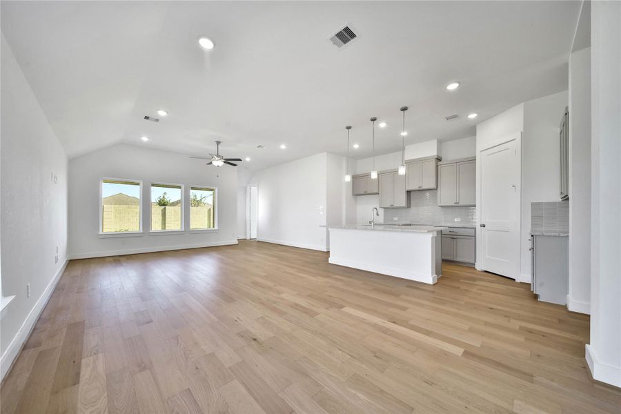 Spacious, unfurnished interior of a new home in , Rosharon (Image 26).