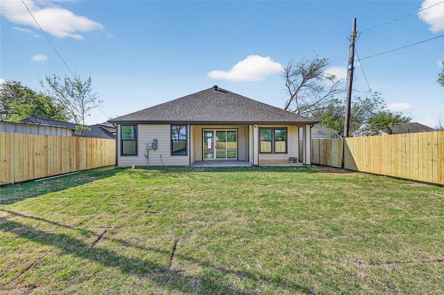 Exterior details and patio area of a home in , Grand Prairie (Image 4).