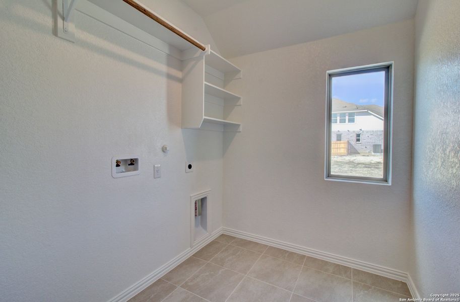 Spacious, unfurnished interior of a new home in Sunflower Ridge, New Braunfels (Image 17).