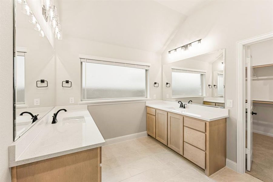 Furnished interior view inside a new home in Somerset, Venus (Image 11).