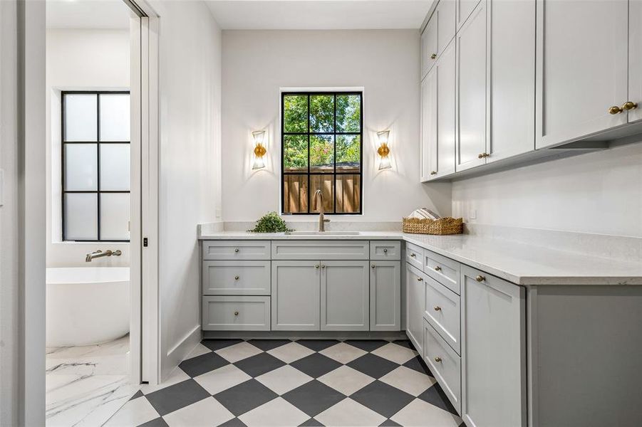 Laundry room with sink and mudroom, with convenient acess directly to the primary bathroom. Laundry room with sink and mudroom, with convenient acess directly to the primary bathroom.