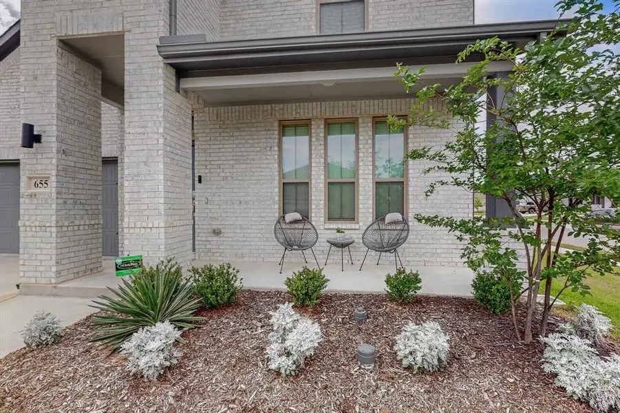 Exterior details and patio area of a home in Oakmont Park, Red Oak (Image 3).