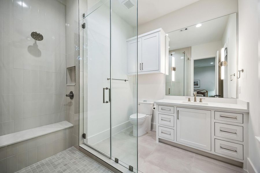 Another ensuite bathroom.