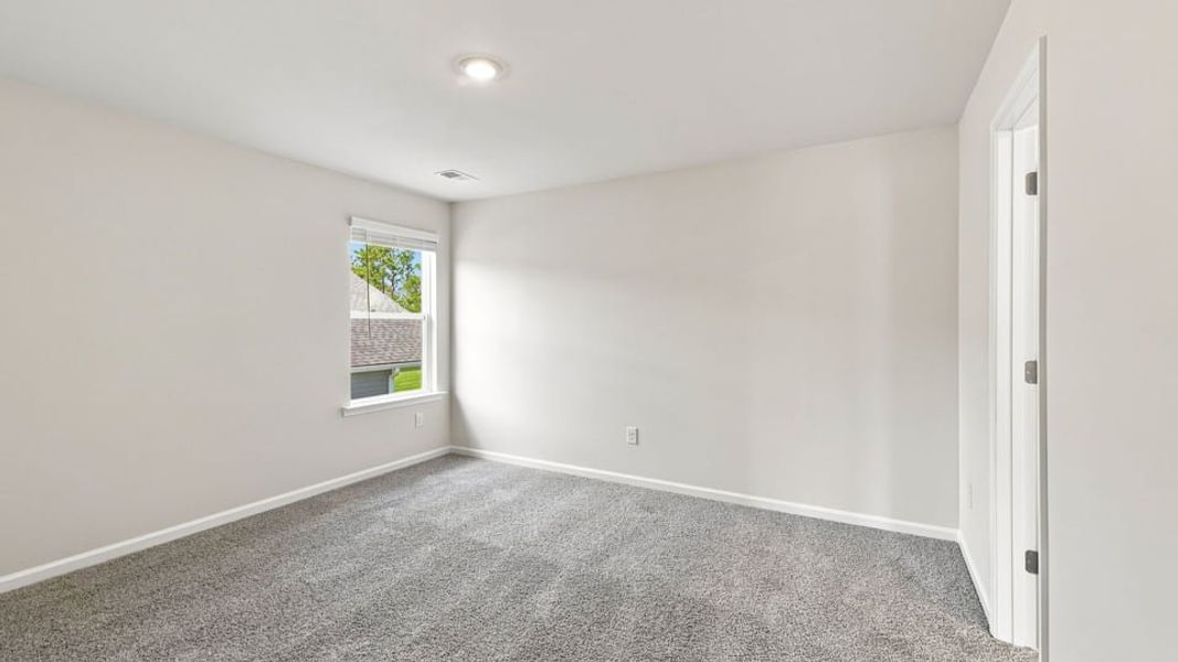Spacious, unfurnished interior of a new home in Chestnut Ridge, Greenville (Image 35).