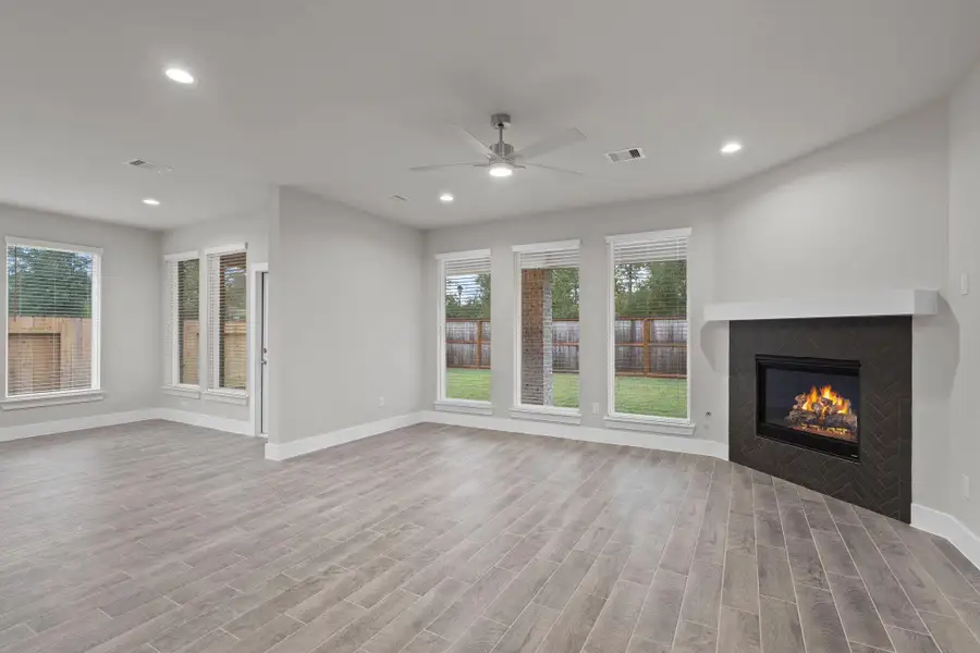 Spacious, unfurnished interior of a new home in Barton Creek Ranch, Conroe (Image 10).