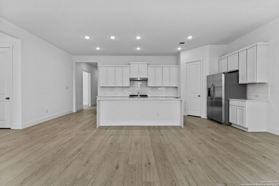 Spacious, unfurnished interior of a new home in Gatehouse: Classic Collection, New Braunfels (Image 15).