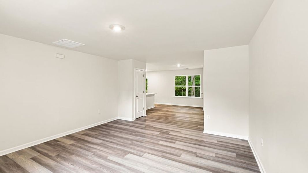 Spacious, unfurnished interior of a new home in Hawk Ridge, Anderson (Image 18).
