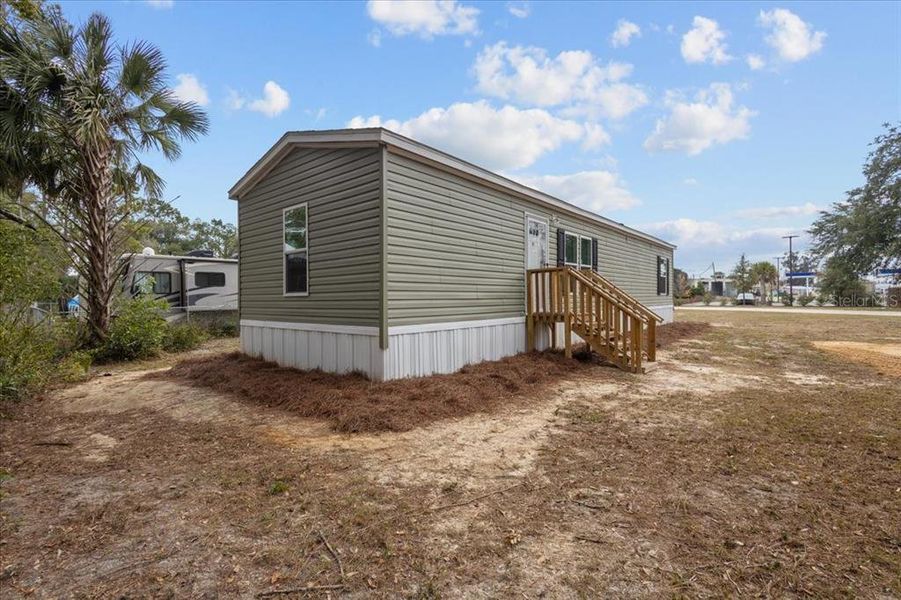 Exterior details and patio area of a home in , Chiefland (Image 17).