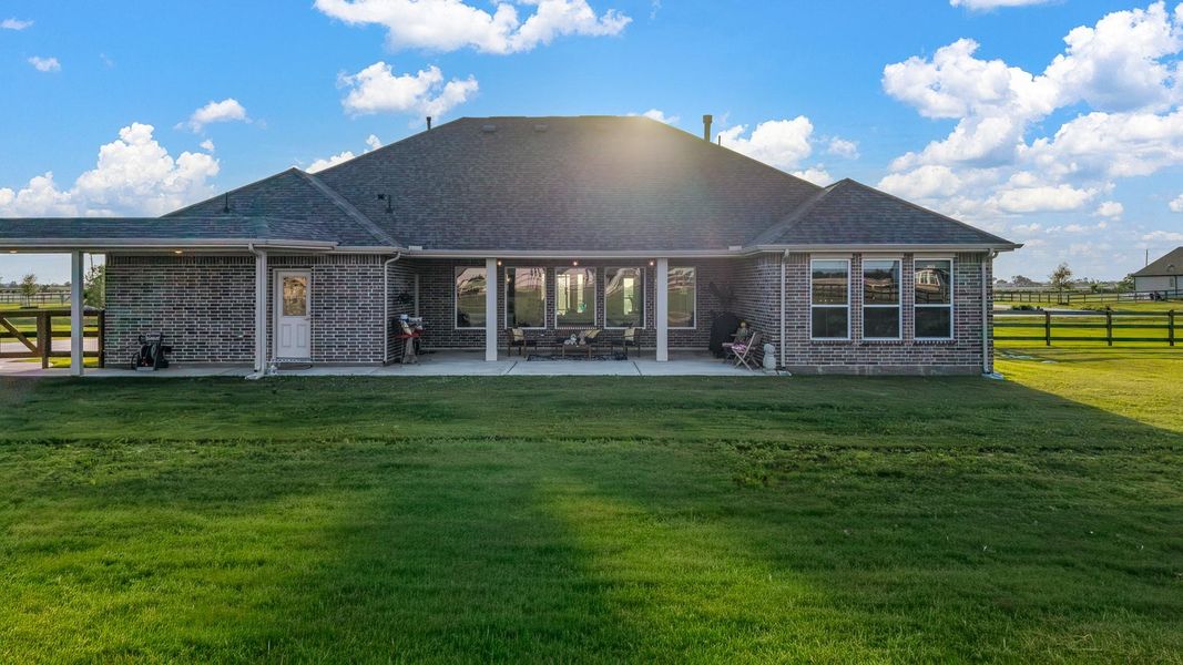 Exterior details and patio area of a home in Lakeview, Waller (Image 4).