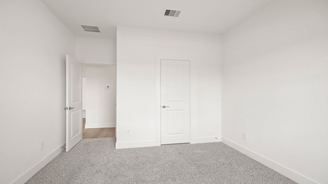 Spacious, unfurnished interior of a new home in Riverside Estates, Mont Belvieu (Image 23).