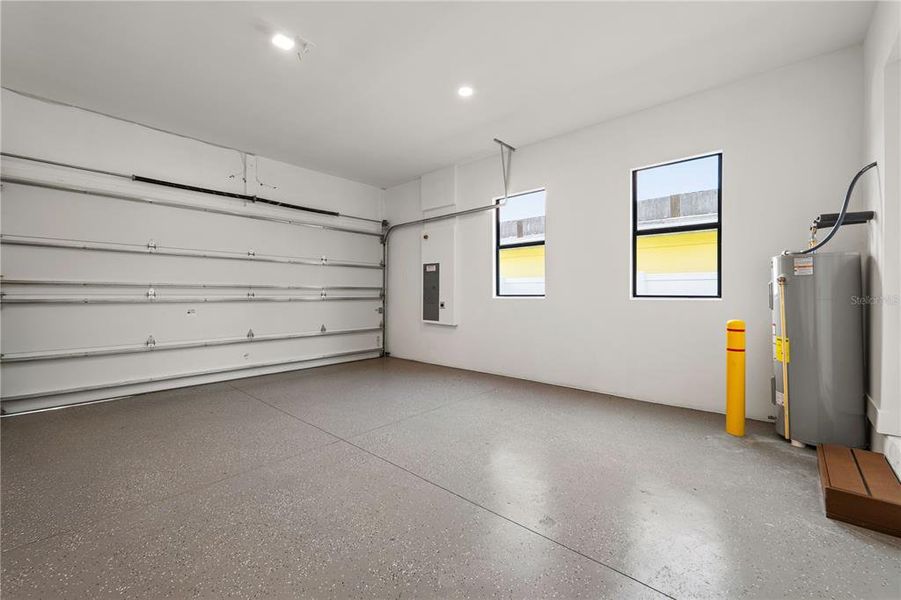 Spacious, unfurnished interior of a new home in , Tampa (Image 27).