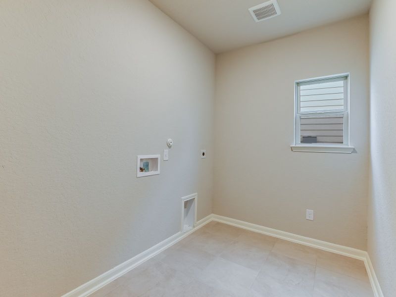 Spacious, unfurnished interior of a new home in Remington Ranch, San Antonio (Image 14).