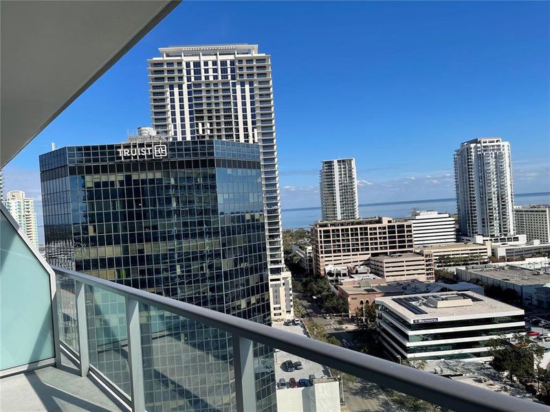 Condo located in St. Petersburg, FL showcasing its design and architecture (Image 18).
