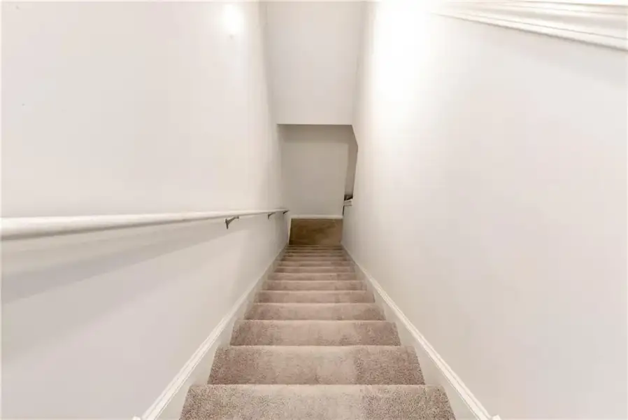 Spacious, unfurnished interior of a new home in , Dahlonega (Image 21).