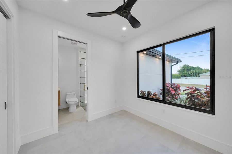 Spacious, unfurnished interior of a new home in , Cape Coral (Image 47).