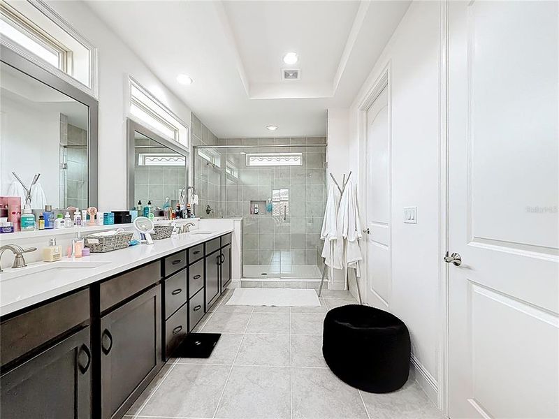 Furnished interior view inside a new home in , Orlando (Image 43).