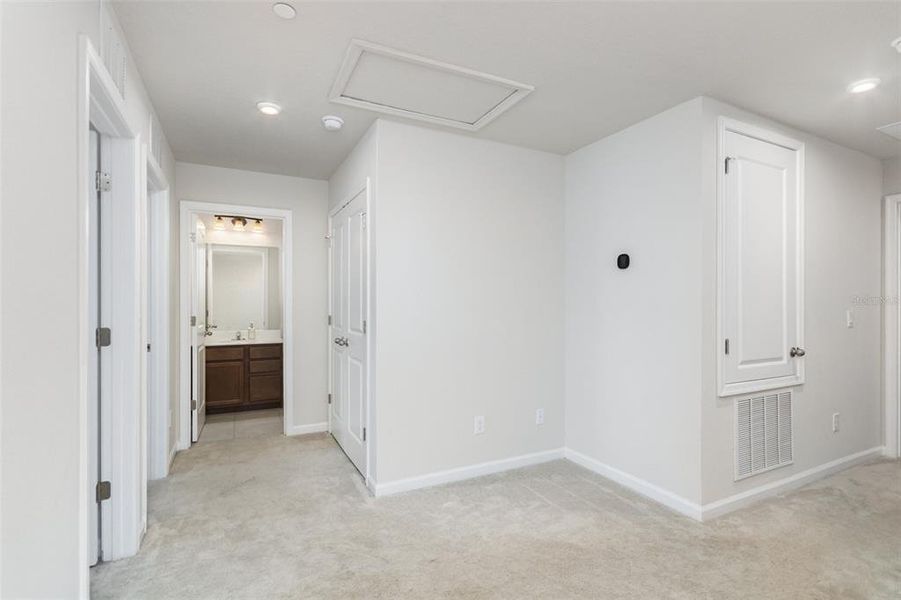 Spacious, unfurnished interior of a new home in , Clermont (Image 19).