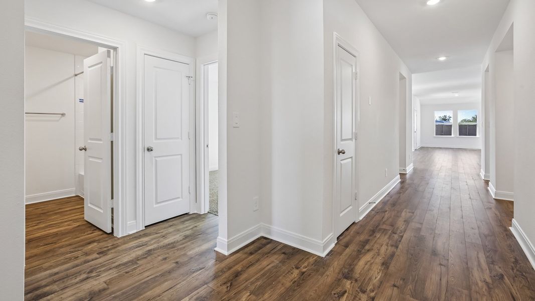 Spacious, unfurnished interior of a new home in Railhead, Cedar Creek (Image 15).