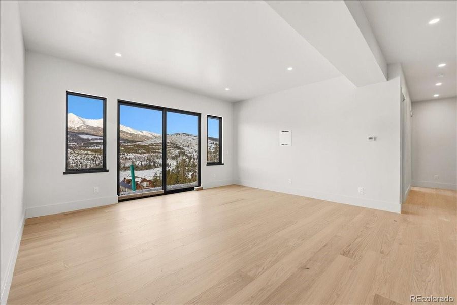 Spacious, unfurnished interior of a new home in , Breckenridge (Image 24).
