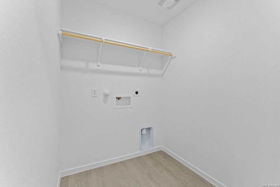 Spacious, unfurnished interior of a new home in Spring Grove, St. Hedwig (Image 16).