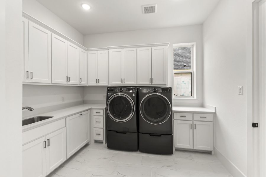 Representative furnished interior of a home built from the 7042 by Tradition Homes in Mustang Lakes, McKinney (Image 13).