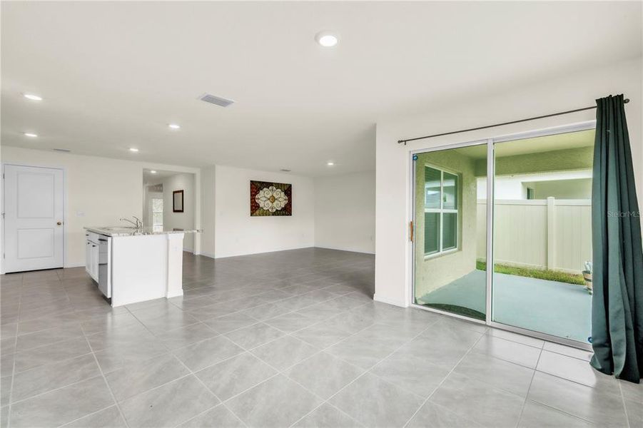 Spacious, unfurnished interior of a new home in River Park, Tampa (Image 14).