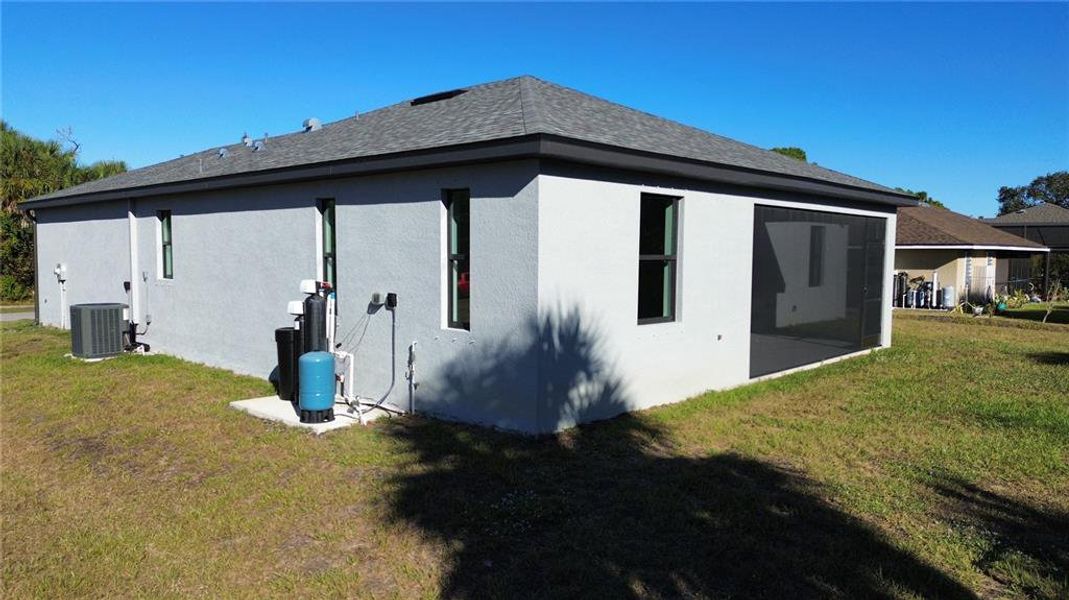 Exterior details and patio area of a home in , North Port (Image 4).