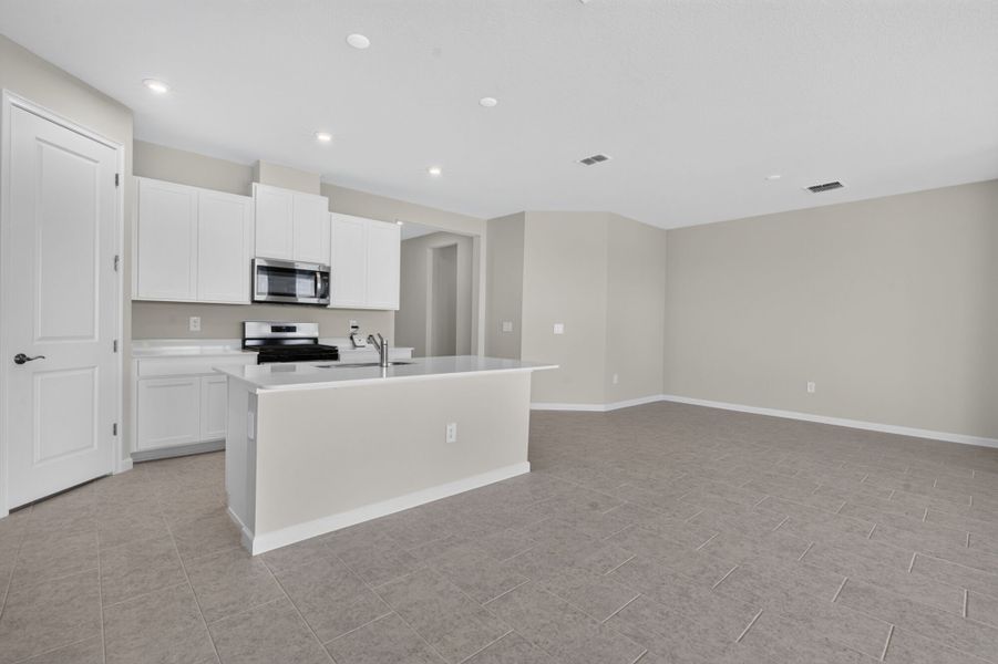Furnished interior view inside a new home in Pasadena Ridge Master, Dade City (Image 4).