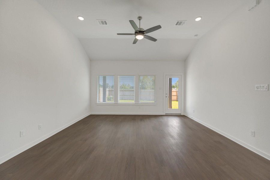 Spacious, unfurnished interior of a new home in Summerview, Fulshear (Image 23).