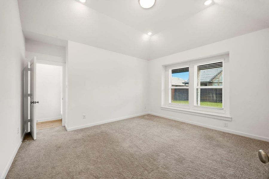 Spacious, unfurnished interior of a new home in Meridiana, Iowa Colony (Image 25).