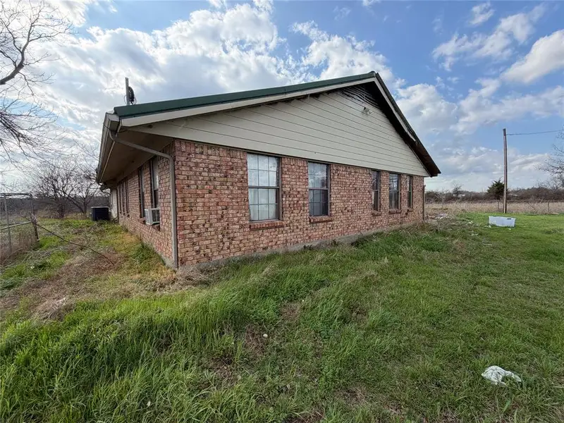 Exterior details and patio area of a home in , Grandview (Image 15).