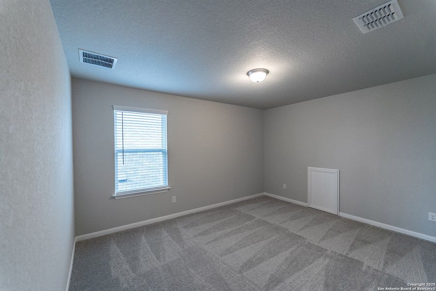 Spacious, unfurnished interior of a new home in Cloud Country, New Braunfels (Image 18).