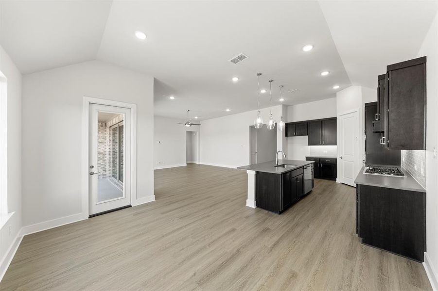 17. 7253 Camilla - Dining (3)