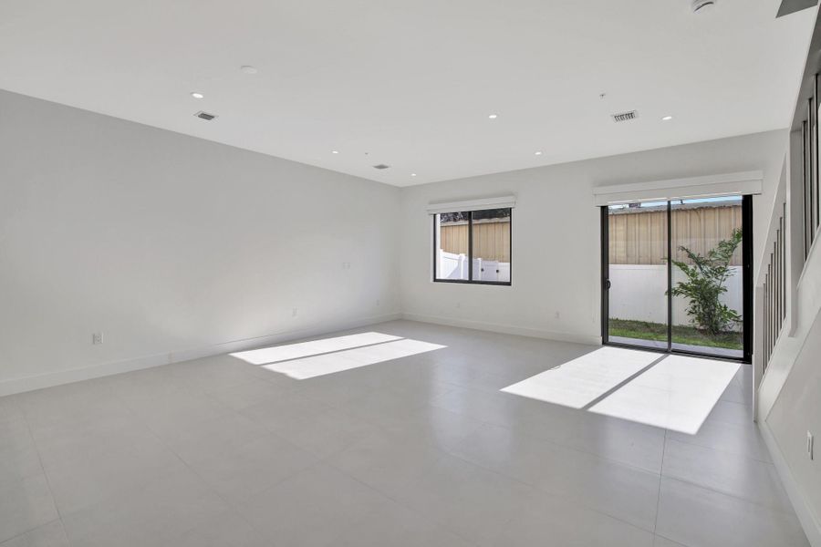 Spacious, unfurnished interior of a new home in , Oakland Park (Image 24).