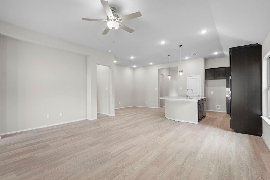 Spacious, unfurnished interior of a new home in The Highlands 45', Porter (Image 24).