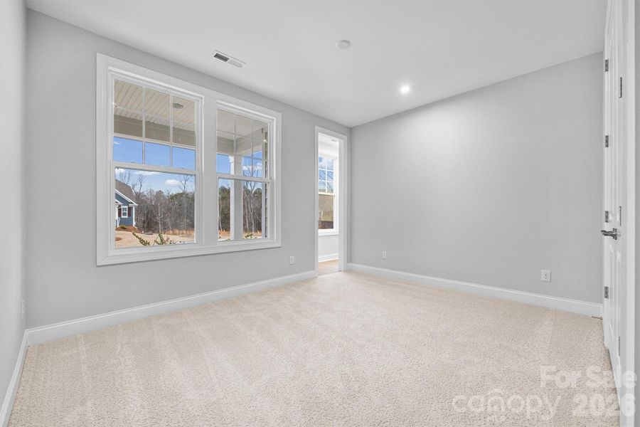 Spacious, unfurnished interior of a new home in Handsmill on Lake Wylie, York (Image 15).