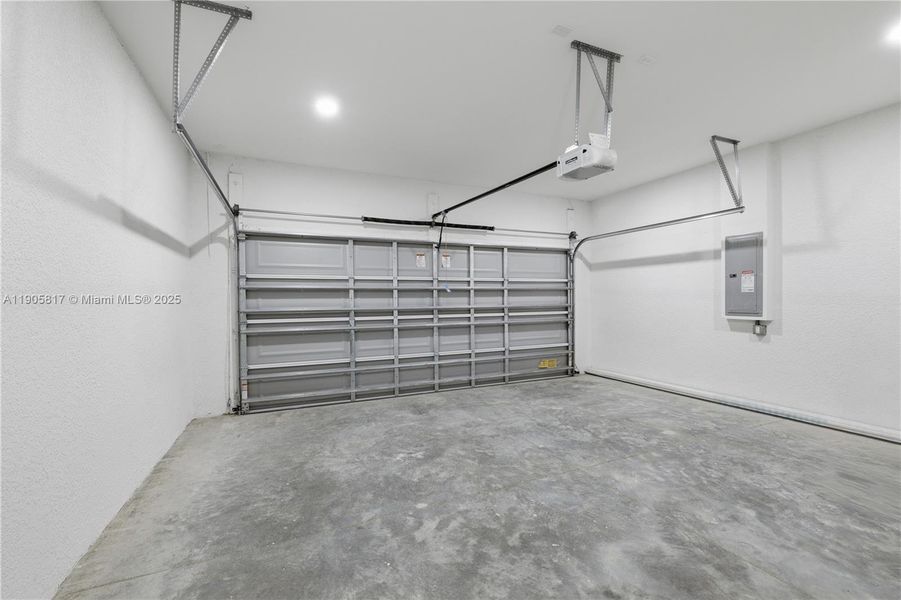 Spacious, unfurnished interior of a new home in , Port Charlotte (Image 24).
