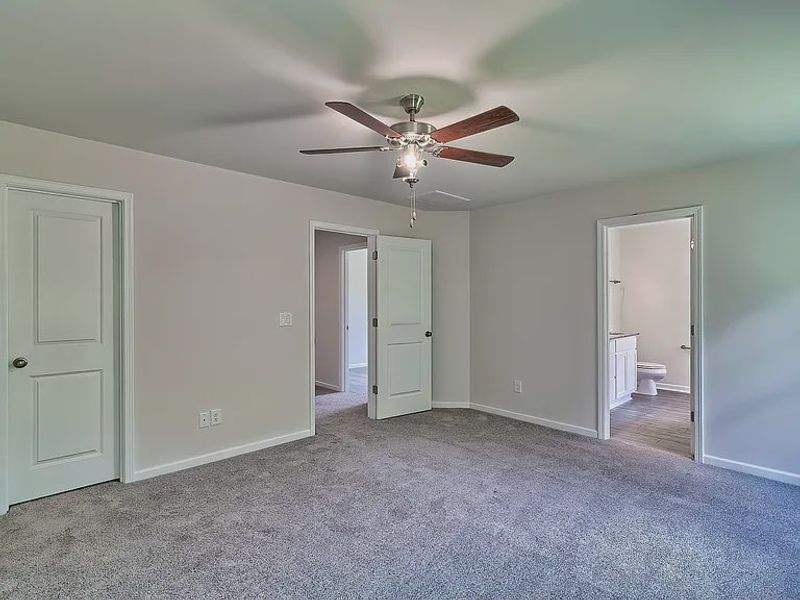 Spacious, unfurnished interior of a new home in Emanuel Creek, West Columbia (Image 10).