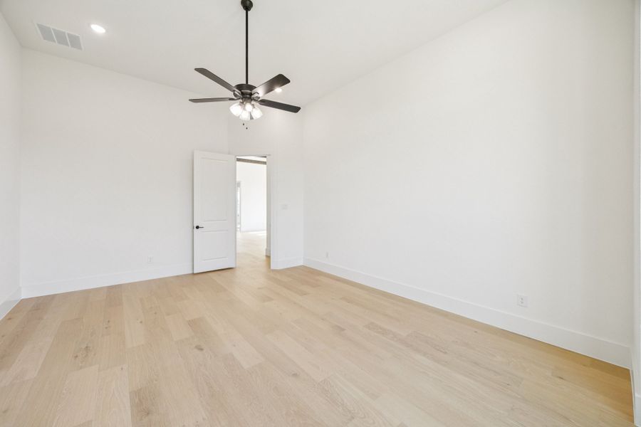 Representative unfurnished interior of a home built from the Augusta by Sandlin Homes in Trinity Estates, Benbrook (Image 18).